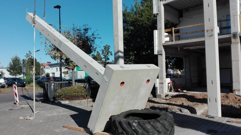 Aufrichten einer Stütze mit anbetoniertem Fundament D+B Decken und Betonfertigteil GmbH Aufrichten einer Stütze mit anbetoniertem Fundament D+B Decken und Betonfertigteil GmbH