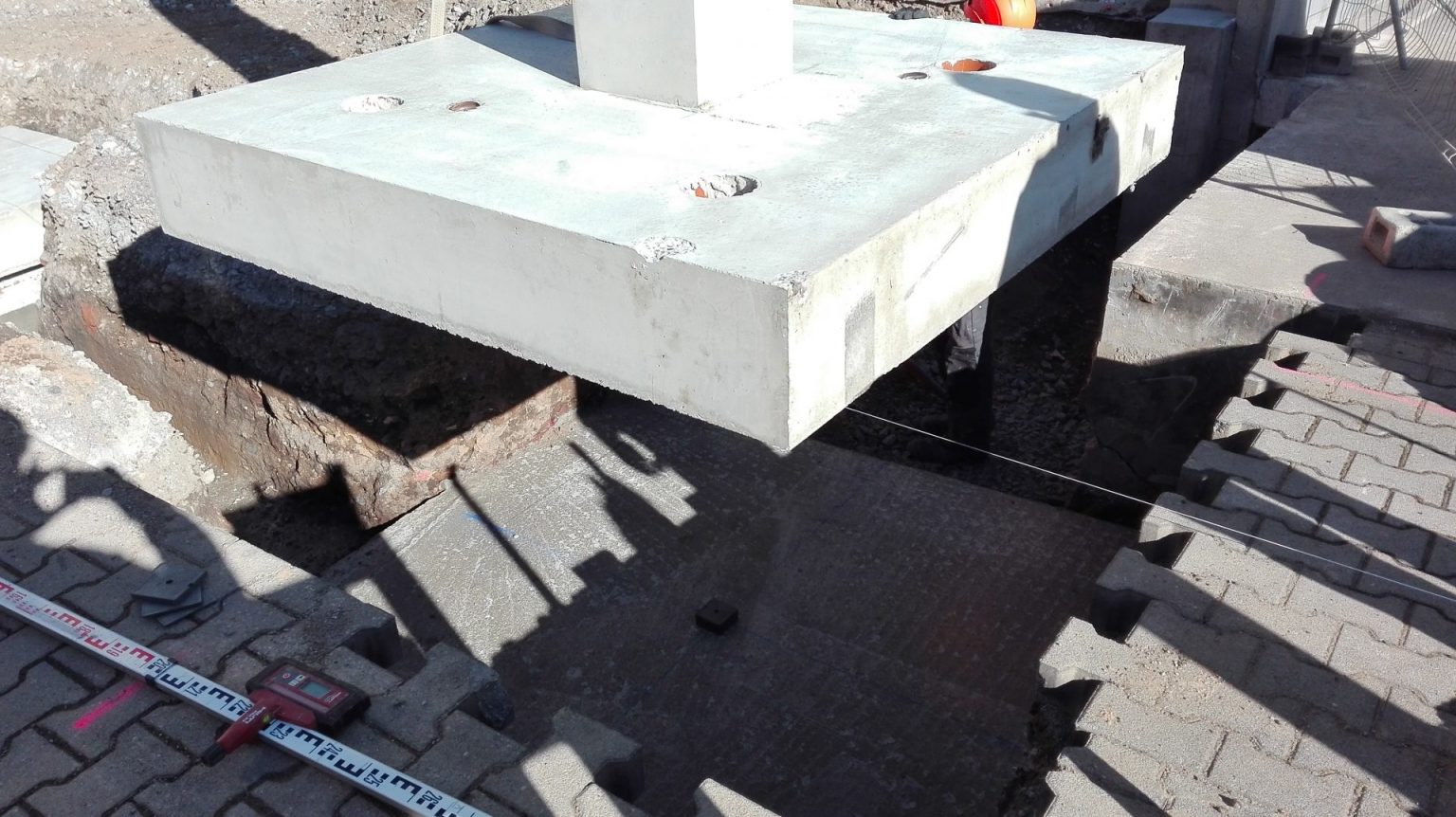 Montage Stütze mit anbetoniertem Fundament D+B Decken und Betonfertigteil GmbH Montage Stütze mit anbetoniertem Fundament D+B Decken und Betonfertigteil GmbH